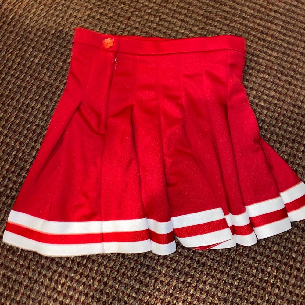 Red and white pleated skirt - Picture 2 of 3